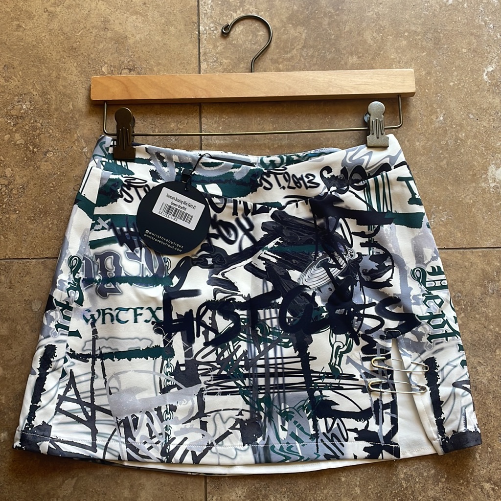 White Fox Rumors Buzzing Mini Skirt Xs Green Graffiti